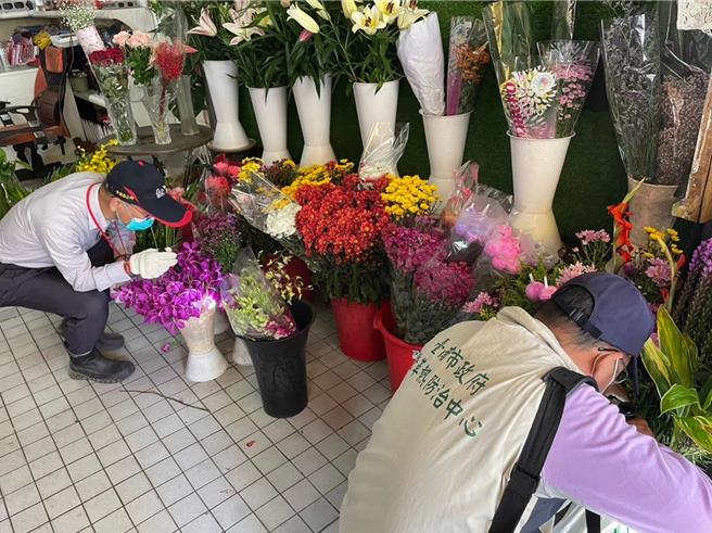 南市本土登革热病例数至23日累计2万916例，防疫人员持续在社区揪出隐藏孳生源。(台南市卫生局提供／曹婷婷台南传真)