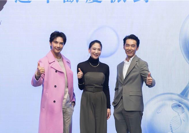 謝佳見（左起）、吳依霖、李李仁一起出席品牌20周年活動。（台塑生醫提供）