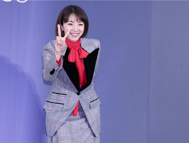 满岛光相当活泼俏皮，不忘对着镜头比YA。（陈俊吉摄）