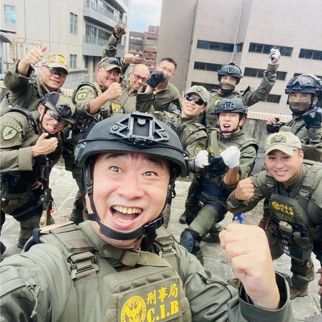 有233万订阅的YouTube节目《木曜4超玩》数月前至刑事局拍摄「一日特警之除暴特勤队」，23日晚间将播出。（取自NPA脸书）