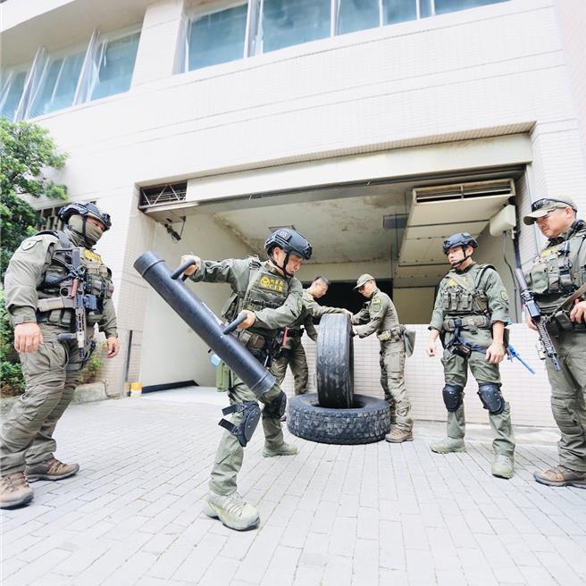 有233万订阅的YouTube节目《木曜4超玩》数月前至刑事局拍摄「一日特警之除暴特勤队」，23日晚间将播出。邰哥（左二）与坤达（右二）体验除暴特勤队的严格训练。（取自NPA脸书）