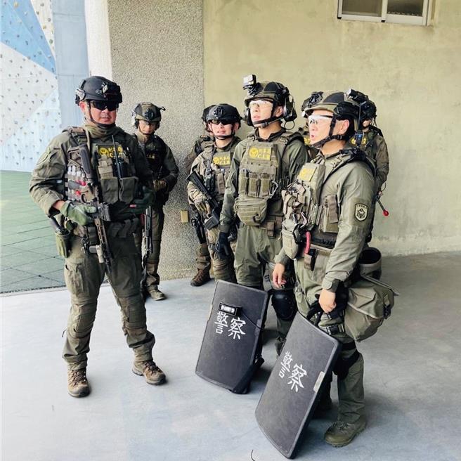 有233万订阅的YouTube节目《木曜4超玩》数月前至刑事局拍摄「一日特警之除暴特勤队」，23日晚间将播出。（取自NPA脸书）