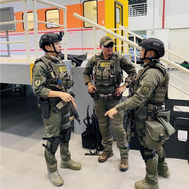 有233万订阅的YouTube节目《木曜4超玩》数月前至刑事局拍摄「一日特警之除暴特勤队」，23日晚间将播出。邰哥（右）与坤达（左）体验除暴特勤队的严格训练。（取自NPA脸书）