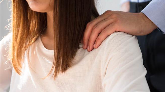 男法官强吻及性骚扰法官助理遭降为司法事务官（示意图，达志影像）