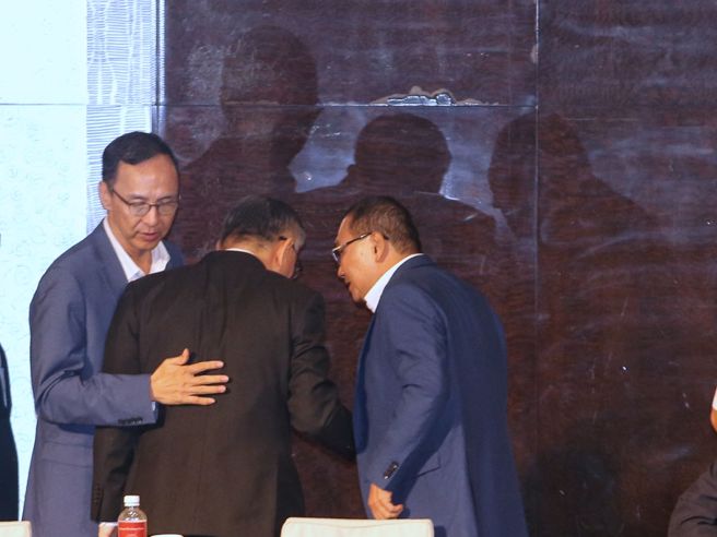 在野阵营整合期限进入倒数，23日在讨论未果后，国民党主席朱立伦（左）、国民党总统参选人侯友宜（右）与民眾党总统参选人柯文哲（中）低语，随后离开会场。（杜宜谙摄）