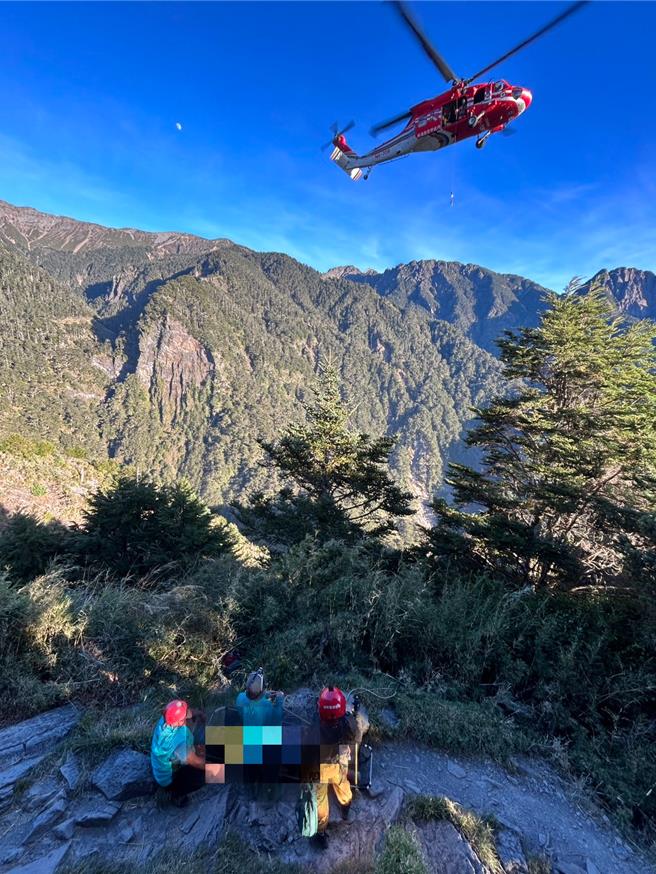 受伤的日本登山客被背负到吊挂点，直升机抵达吊挂点救援。（嘉义县消防局提供／廖素慧嘉县传真）