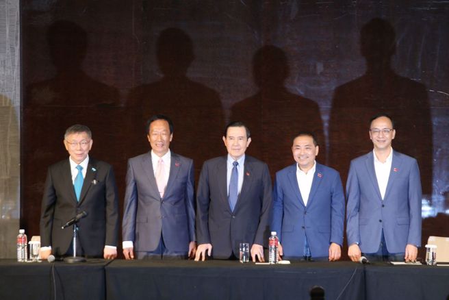 在野陣營整合期限進入倒數，在民眾黨總統參選人柯文哲（左起）邀請下，鴻海創辦人郭台銘、前總統馬英九、國民黨總統參選人侯友宜、國民黨主席朱立倫一同出席。（杜宜諳攝）
