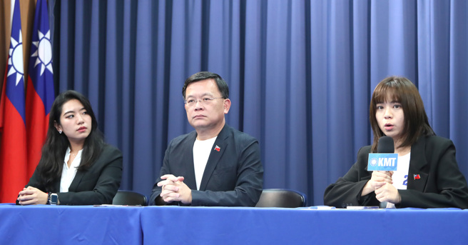 国民党总统参选人侯友宜竞选办公室发言人李利贞（右起）、国民党文传会主委林宽裕及国民党发言人杨智伃23日在蓝白会谈后，出面还原会谈的内容，再次强调国民党会秉持诚心、耐心、同理心，等到最后一刻。 （郑任南摄）