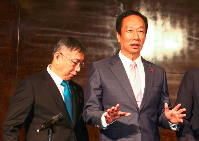 柯文哲(左)与郭台铭(右)是否会有柯郭配组合？戴于文表示基本上不会有。（邓博仁摄）