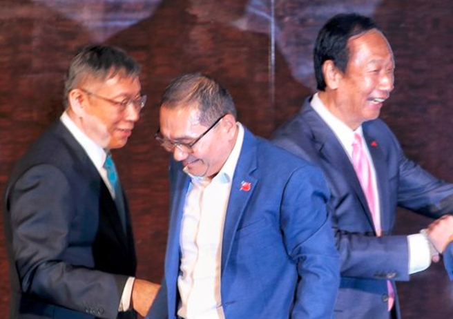 侯友宜(中)在君悦遭设局夹杀，柯文哲(左)挨轰毁信弃义，郭台铭(右)被批输不起。（读者提供）