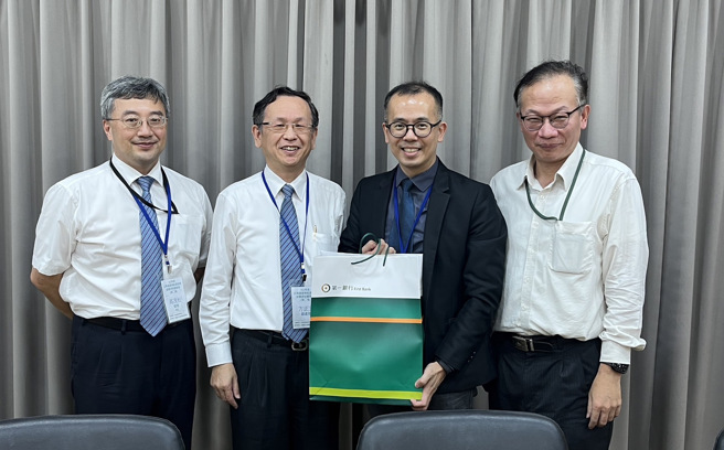 第一银行财产部高茂松经理（左一）、总务处方正文副处长（左二）、政治大学孙振义教授（右二）与第一银行赖英龙专员（右一）会后合影。（图／政治大学社科院永续规划与设计研究中心提供）