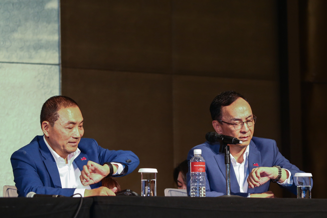 在野阵营整合期限进入倒数，在民眾党总统参选人柯文哲、鸿海创办人郭台铭与前总统马英九、国民党总统参选人侯友宜（左）、国民党主席朱立伦（右）在君悦饭店见面，朱、侯两人等了半小时等不到郭、柯后，同时看了手表。（邓博仁摄）