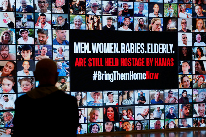 卡达宣布加萨战争休战斡旋结果，当地时间24日上午7时暂时停火，首批释放13名妇孺人质。（路透）