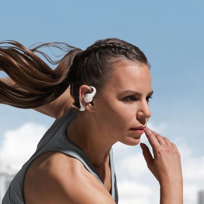 soundcore AeroFit Pro首波预购推出本色黑、热力白、驭光紫、碧波蓝共4种配色，售价4990元。（安克创新提供／古明弘台北传真）