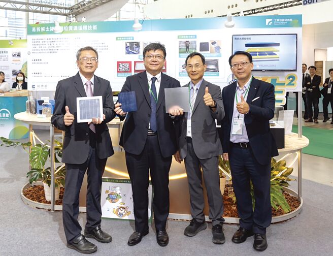 經部次長曾文生（左二）22日前往台灣永續主題館，了解可將太陽能材料全循環的「再生平方」研發成果。圖／顏瑞田