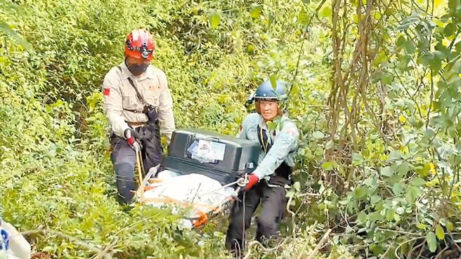 台版柬埔寨求职诈骗虐死案，士林地院22日判处首恶傅榆蔺、陈桦韦无期徒刑，图为案发时新北警寻找3名遭虐死后被弃尸的被害人，最远在南投找到。（警方提供／黄敬文新北传真）