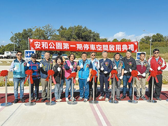金门县金城镇安和公园停车场22日举办落成剪彩仪式，因预算退回中央问题，意外引爆蓝白大战。图为国民党籍立委陈玉珍（左五）、金门县副议长欧阳仪雄（右五）。（于家麒摄）
