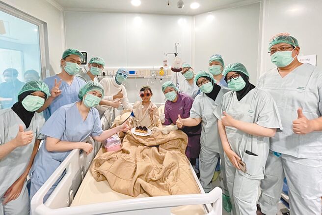 花蓮慈濟醫院骨髓移植照護團隊20日遠赴印尼慈院，協助院方替罹患重度地中海型貧血的Assyifa（左六）完成當地首例小兒骨髓移植手術。（花蓮慈濟醫院提供／羅亦晽花蓮傳真）