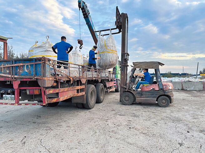 彰化縣芳苑鄉頂廓村等5村村民上月底集結在普盛生物科技位在芳苑的琦玉廠前抗議，不滿廠內堆置大量混雜廢棄物傳出惡臭，鄰近的路上國小師生吃午餐都邊吃邊吐，要求立即停工清除；環保局祭鐵腕，該公司於本月7日開始清運，預計2周內會清運完成。（彰化縣政府提供／吳建輝彰化傳真）