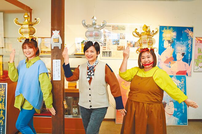 严艺文（左起）、杨贵媚、锺欣凌在日本山鹿体验当地传统金灯笼。（桂田文化基金会提供）