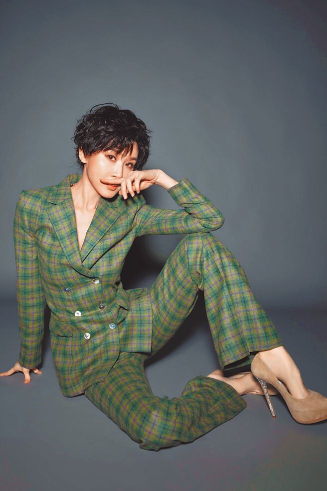 蕭薔在年曆中化身帥氣青龍boy，有如「蕭薔迪迪」穿梭時空。（珍世美學慈善基金會提供）