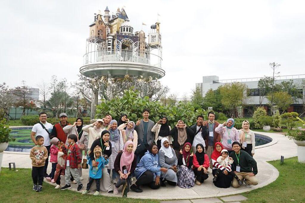 穆斯林遊客到訪宜蘭以城堡景觀成為熱門打卡地的「赫蒂法莊園」。（圖／東北角及宜蘭海岸國家風景區管理處）