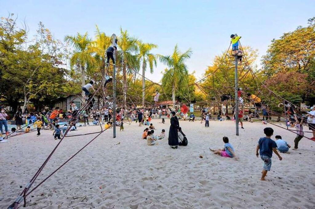 蓮池潭兒童公園的大沙坑及攀爬網，每到假日吸引很多民眾遊玩。（圖／高雄市政府觀光局）