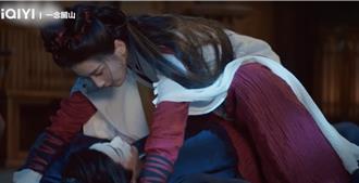 刘诗诗甩古典美人形象 新戏压床撕衣逼男星一起生小孩