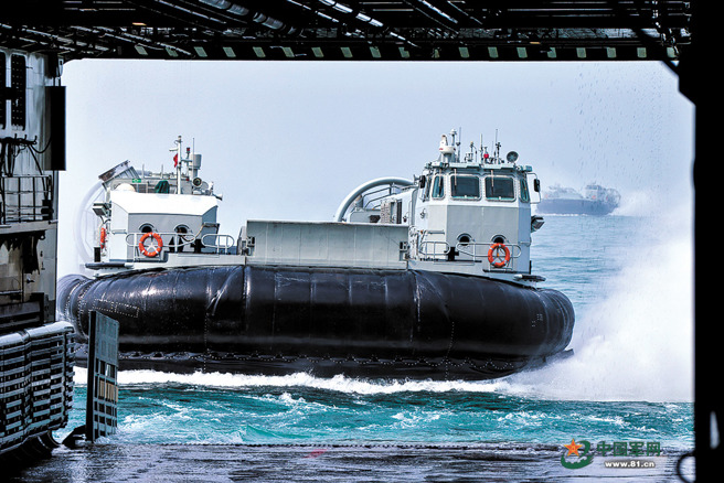 中共自製的野馬氣墊船是目前在兩棲登陸艦上的主力運送裝備。（圖／中國軍網）