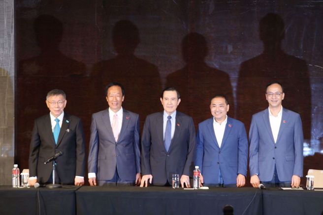针对在野阵营整合，在民眾党总统参选人柯文哲（左起）邀请下，鸿海创办人郭台铭、前总统马英九、国民党总统参选人侯友宜、国民党主席朱立伦一同出席。（资料照，杜宜谙摄）