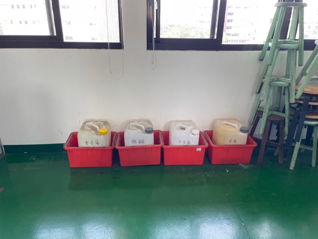 高科大2名学生倾倒实验废弃物时突然发生瞬间闪燃，分别导致手臂、额头脸颊烧伤送医所幸无大碍，现场留有部分烧焦痕迹。（民眾提供／任义宇高雄传真）