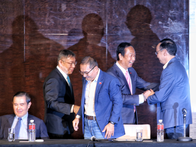 前总统马英九（左起）、民眾党总统参选人柯文哲、国民党总统参选人侯友宜、鸿海创办人郭台铭、国民党主席朱立伦23日在台北君悦饭店公开会谈。（资料照,杜宜谙摄）