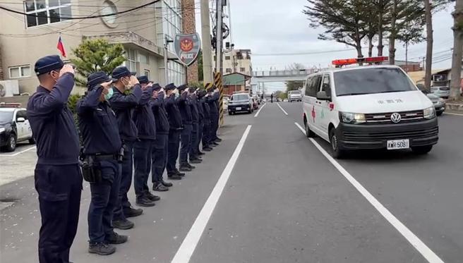 彰化警分局快官派出所警员高伟伦今年1月23日骑车返回住处途中遭吸毒后开车的男子吴柏翰撞死，快官派出所员警列队送行载运高员遗体，该案成为彰化首件国民法官宫参审案，肇事者吴柏翰被判刑8年6月。（资料照片／孙英哲彰化传真）