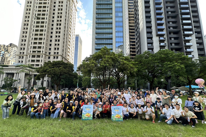 台湾人寿岁末广招新血，12月15日全臺五地同步举办「冬至圆仔+圣诞变装派对」，数百位超级保险顾问分享成功心法，图为台湾人寿7月举办的全国野餐日活动。(台湾人寿提供)