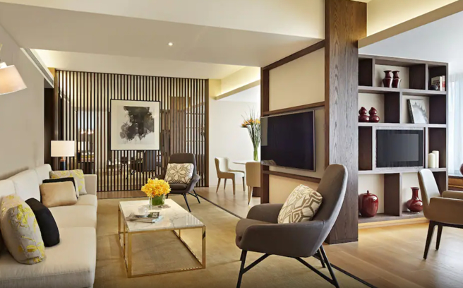 君悦饭店的总统套房内部超奢华、宽敞，一晚要价近2万元。（翻摄君悦饭店官网）