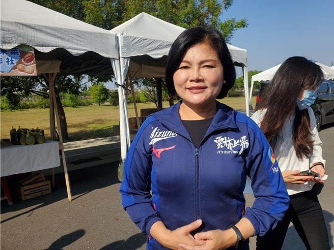 蓝白合破局不欢而散，甫从日本考察返国的云林县长张丽善今（24日）受访数度嘆气，但表示会马上调整心情与脚步。（周丽兰摄）