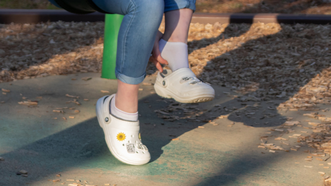 许多年轻人喜欢穿洞洞鞋配上白袜，一票网友喊不懂，穿过的人则说很舒服。（示意图／Shutterstock）
