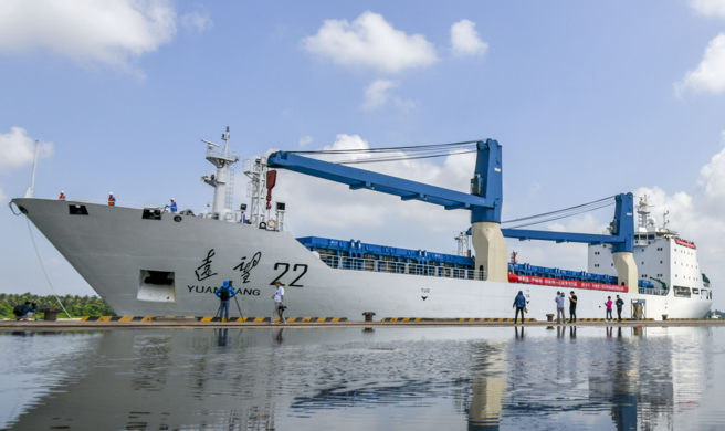 中方航太远洋测量船及火箭运输船「远望」22号将长征五号遥三运载火箭货柜运抵海南文昌清澜港的资料照。（中新社）