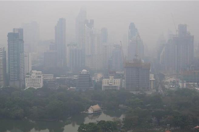 近日四川部分县城担心空污而公告禁止民眾私熏腊肉，引来央媒发文批评此举不科学又懒政。（示意图／路透）
