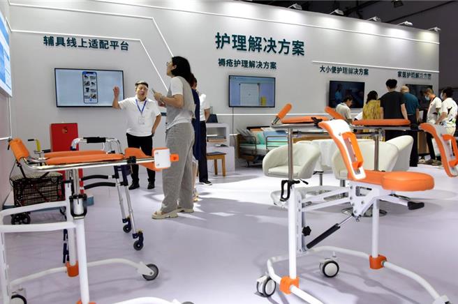 因应老龄化社会来临，大陆国内外康养企业开发许多适老产品和服务模式。（摘自新华社）