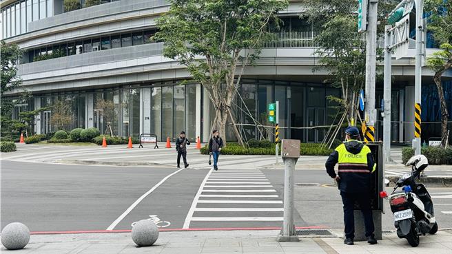 由于总统候选人勤务目前已属「特勤」层级，因此辖区警方在11时左右，于柯竞总周边路口部署警力。（吕健豪摄）