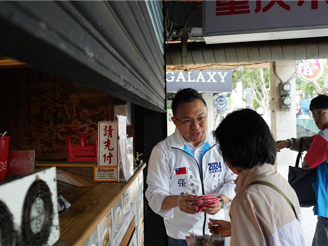 国民党台北市一选区立法委员参选人张斯纲直言，虽然昨天的会见为谈而谈让蓝白合爆炸，但若国会过半仍是在野阵营共识，气氛缓和后仍不要放弃，在立委选举仍有合作空间。（黄敬文摄）