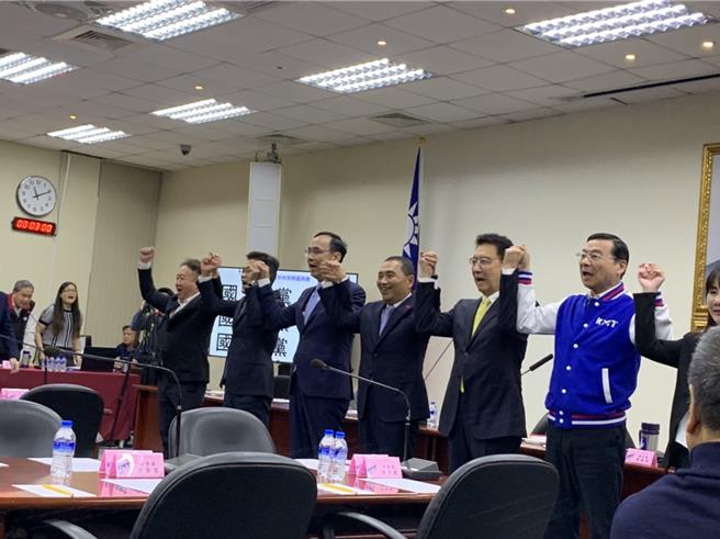 国民党今上午11点召开中常会通过备查副总统人选案，由国民党总统参选人侯友宜亲自公布并介绍搭檔副手。（张薷摄）