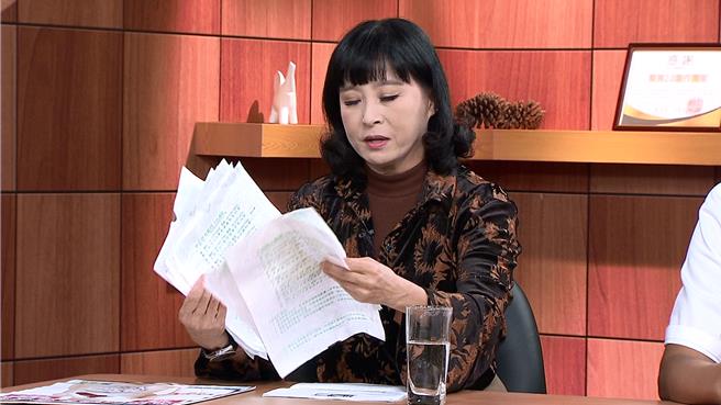 马妞拿出目前有在服用的药单，竟高达十多种药物。（年代提供）