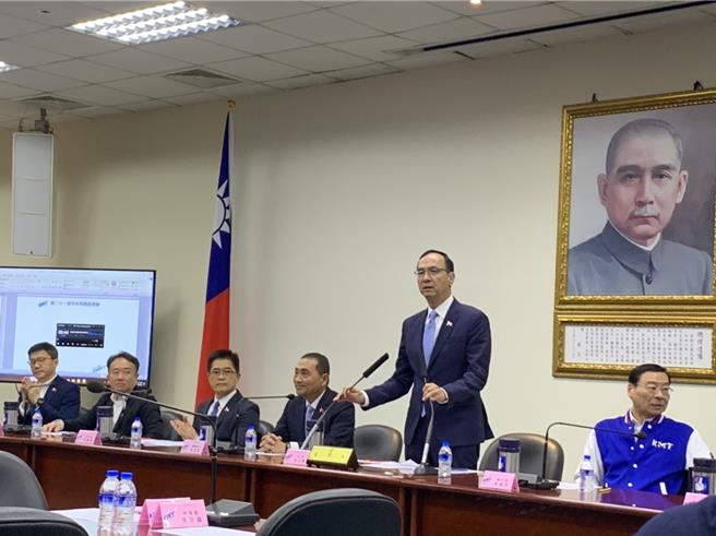 国民党主席朱立伦今在中常会上发出全党动员令，全党必须精诚团结，为了中华民国与台湾人民而奋战到底，共同支持侯友宜胜选。（张薷摄)