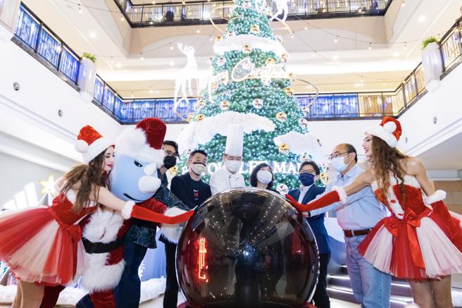 高雄市政府青年局将于25日于义大世界购物广场举办「KFA高雄时尚大赏」亲子体验活动及耶诞点灯。（图／高雄市青年局）