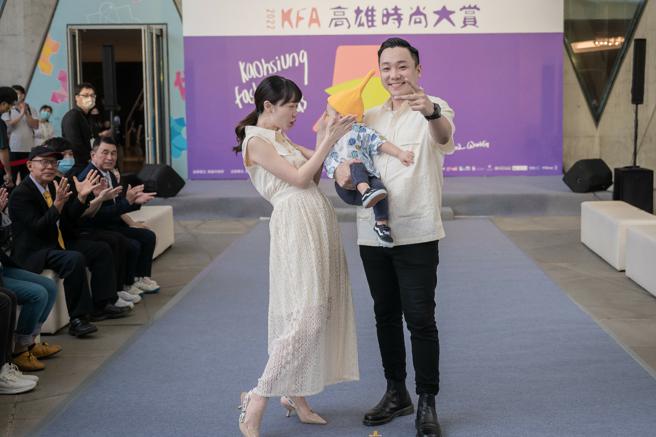 青年局局长张以理一家四口将再次登台，率领30组亲子模特儿沉浸于耶诞氛围走秀。（图／高雄市青年局）