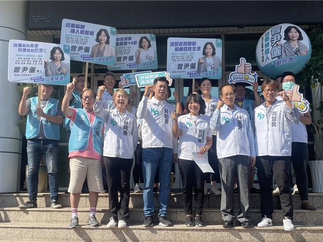 民眾黨高雄一選區立委參選人曾尹儷24日完成登記。（洪浩軒攝）