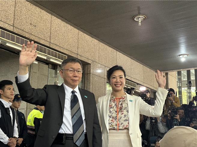 民眾党总统参选人柯文哲今到中选会登记。（杨亚璇摄）