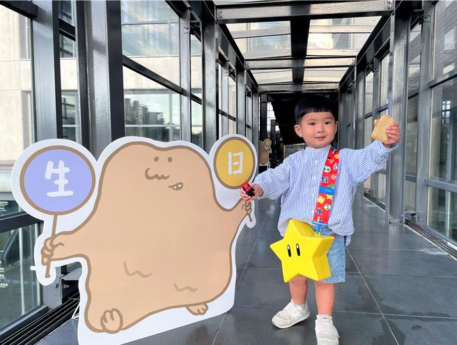 软萌形象的陶博馆吉祥物「泥宝」，今年以可爱呆萌的姿态陪伴大家，无论是小孩还是大人都无法抗拒它慵懒又可爱的模样。（新北市陶博馆提供／刘玮晴新北传真）